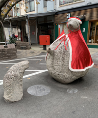 松山市　大街道のタヌキ　クリスマスバージョン