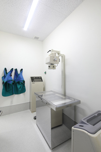柏の葉動物病院　X線室と防護服フック