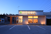 栃木県日光市　とちの木動物病院　夕景と外待合